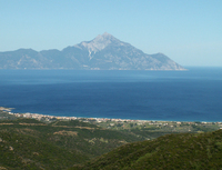 Blick über Sarti zum heiligen Berg
