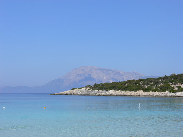 Samiopoula ( im Hintergrund Samos)