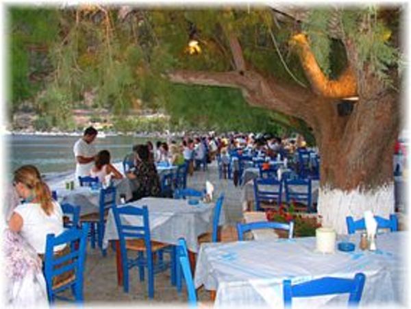 Taverne am Meer bei Aegion / Hatsi