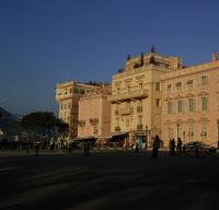 Auf dem Platz vorm Palast