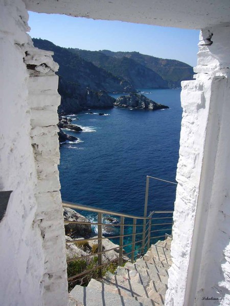 Stufen und Abgründe zur Kirche Agios Ioánnis