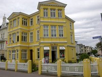Gelbe Villa an der Promenade