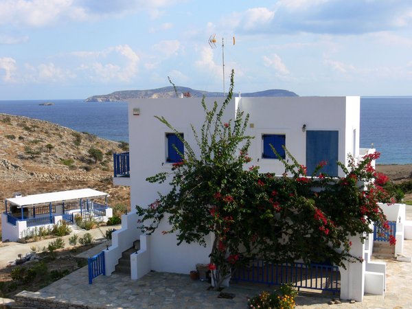 Neue Hotelanlage auf dem Weg zwischen Panagia und Ormos Almiros