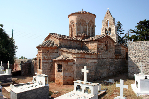 Taxiarchen-Kirche auf Friedhof in Charoúda