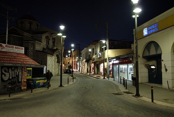 Egio / Aegion Zentrum bei Nacht