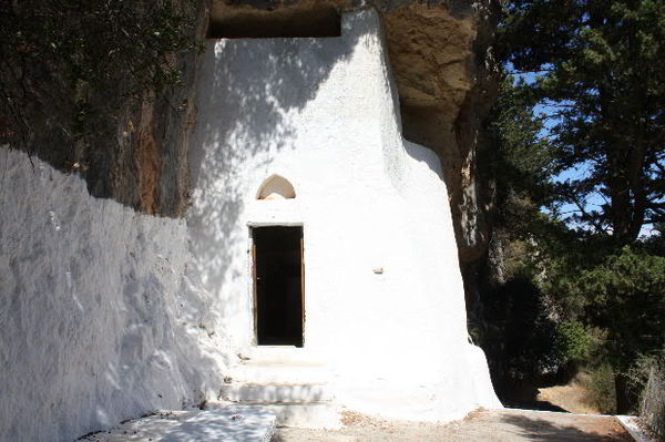 Mili, Eingang zur Felsenkapelle