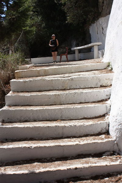 Mili, Treppenaufstieg zur Felsenkapelle