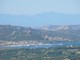 Blick von San Pantaleo auf Cannigione - Die hohen Berge im Hinte