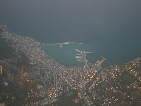 Zakynthos-Stadt von oben kurz vor der Landung