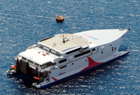 MegaJet-Fähre im Hafen von Fira