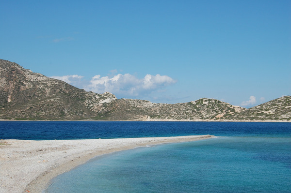 Agios Pávlos mit der Insel Nikouriá