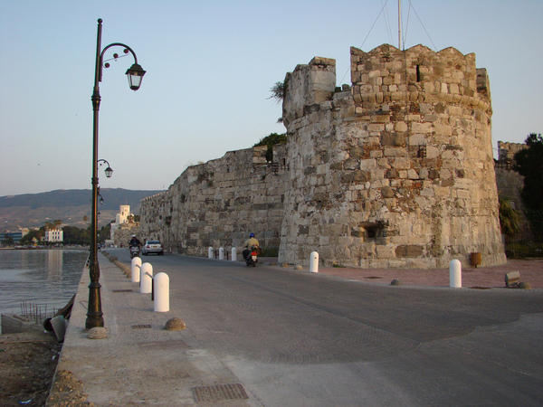 Gewaltige Stadtmauer am Hafen