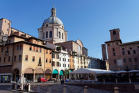 Piazza delle Erbe mit Kuppel von Sant'Andrea