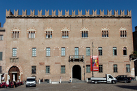Piazza Sordello: Palazzo Bonacoolsi