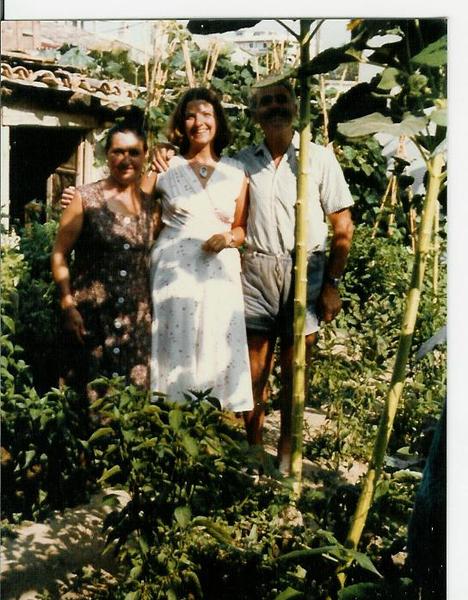 Giannis Mutter und Vater, ich in der Mitte