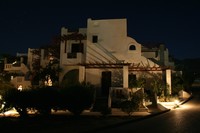 Hotel Amoopi Bay bei Nacht