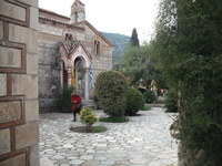 Erster Schritt in den Innenhof vom Kloster Agias Monis