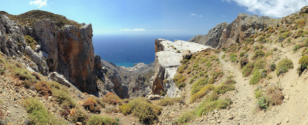 Wasserfall bei Paranimfi mit Blick auf Agios Antonios