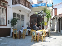 Kafenion auf der Platia in Vourliotes