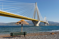 Strand an der Harilaos-Trikoupis-Brücke