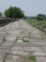 Antike Straße im archäologischen Park