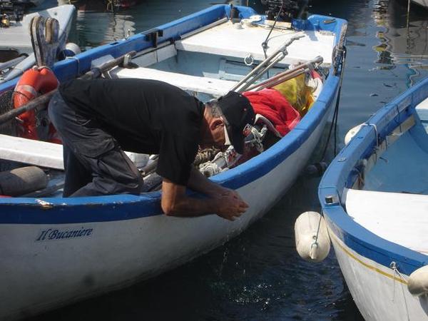 Fischer im Hafen von Bardolino