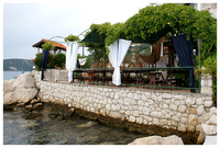 Die Terrasse am Meer im Restaurant Bili As