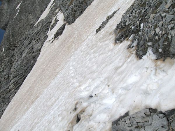 Gefährlich: Steile Schneefelder