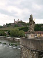 Blick von der alten Mainbrücke zur Festung Marienberg