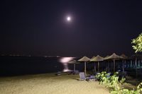 Mond über dem Strand von Psakoudia