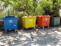 Farbenfrohe Mülltrennung auf Ikaria