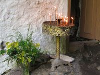 Brennende Kerzen an der Höhlenkirche