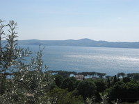 Blick auf Bolsenasee mit Ort Bolsena in Latium