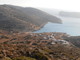 Der Ort Kalotaritassa, im Meer rechts die Felseninsel Skylonisi