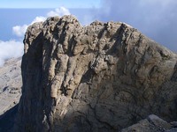 Vom mýtikas gesehen: Westwand mit Aufstieg zum Stefáni