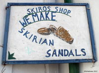 Handgefertigte Sandalen gibt es auf Skyros