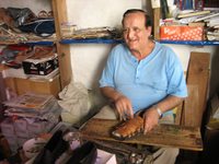 Sandalenmacher auf Skyros: Manolis Karabins