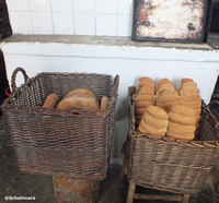 Alles frisch beim Dorfbäcker in Apiranthos