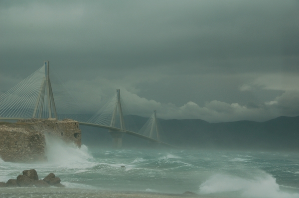 Rio Brücke im Sturm