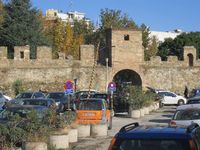 Mauer und Tor des Vardari-Forts
