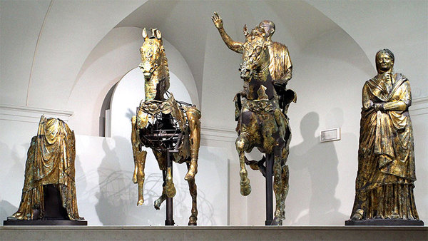 Die Statuen von “Cartoceto di Pergola”