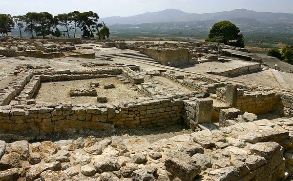 Der Palast von Phaistos mit Blick auf die Messara-Ebene.