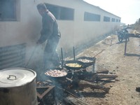 "Schweinefest" in Finikas/Syros: gekocht wird draußen