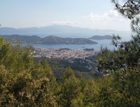 Skiathos Town - Skopelos im Hintergrund