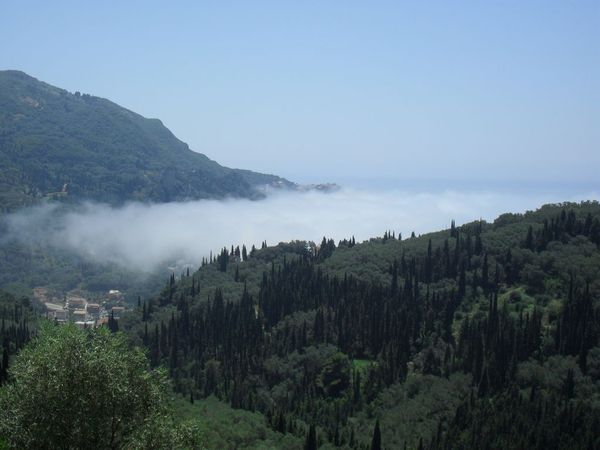 Nebel zieht vom Meer über Aghios Gordis herein