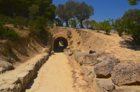 Der Tunnel für die Athleten in Nemea
