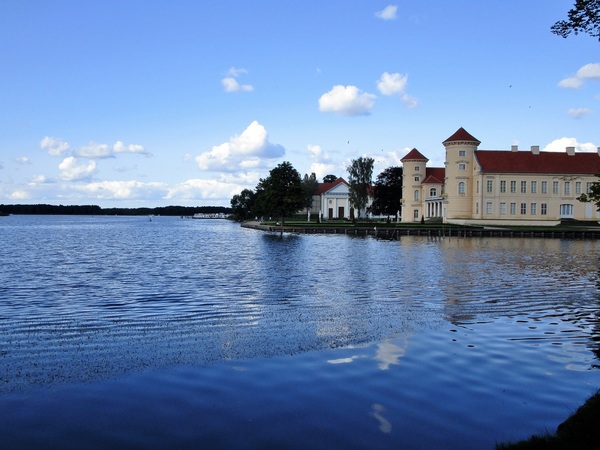 Schöne Lage des Schlosses am See