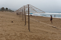 Sonnenschirmgerippe am Strandlokal para thin alos im September