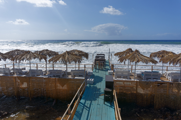 Außensitzbereich über dem Meer am Cafe Milos in Agrili 