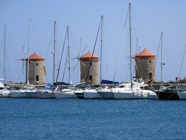Windmühlen am Mandraki-Hafen